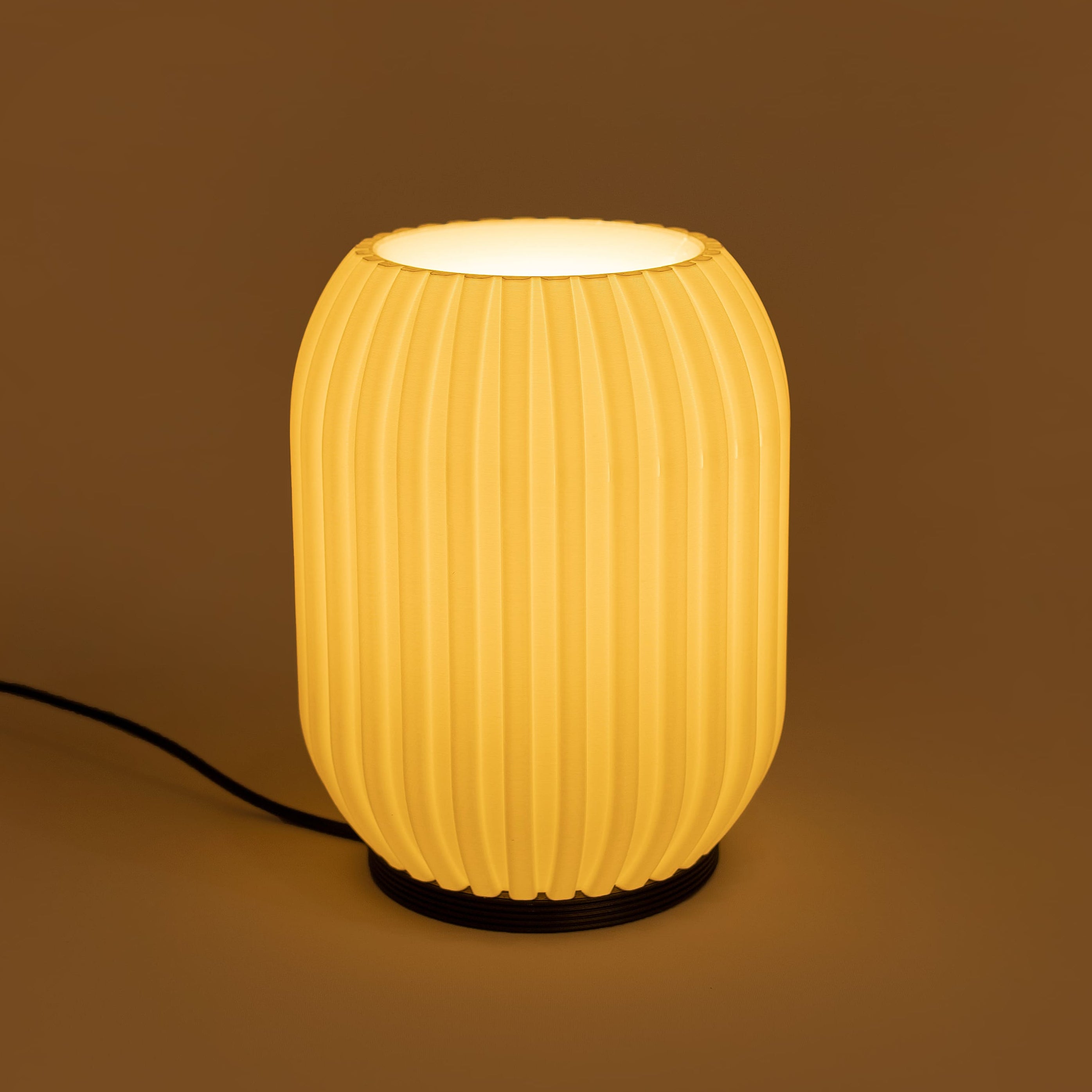 Honeycomb 3D-printed table lamp casting patterned light