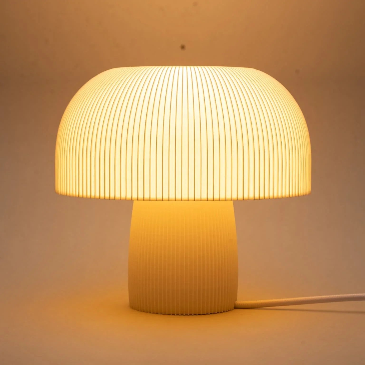 Mushroom-shaped 3D-printed table lamp