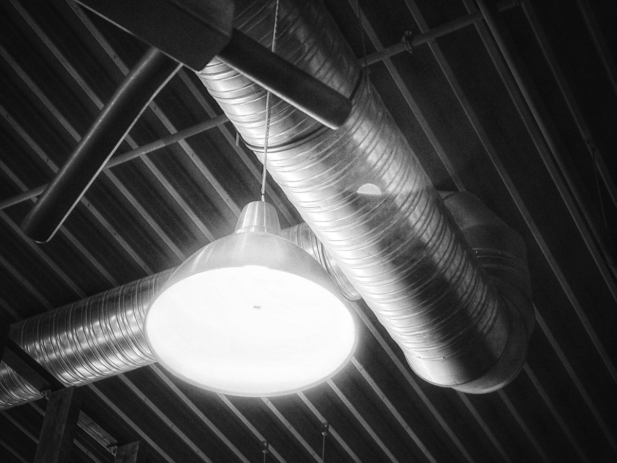 UFO LED High Bay Light 150W Warehouse | LumixyLab — Industrial ceiling ducts with hanging lamp